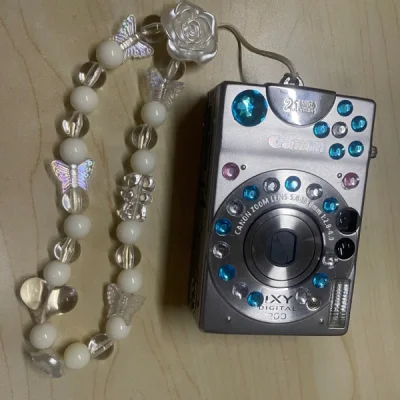 这是在挖煤姬上，买了这么多机子，第一次买了佳能的CCD，价格真的跟想象的低很多，立马就入手，后面发现还是千玺同款！真的很幸运，今天拿到了机子，跟想象的大差不差！很小巧一个，贴上贴纸过后真的像个小玩具?