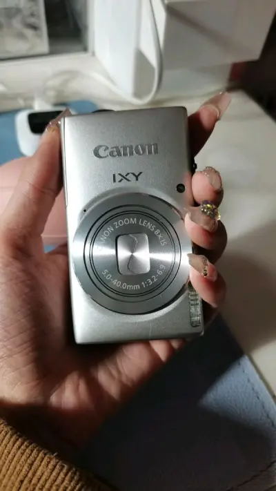 这次的佳能特别喜欢，好像还可以wifi，而且可以设置中文，爱了爱了，就是好贵，到手快五张了，还没有充电器，但是买个万能充就好了，很便宜，松下的有台进灰了，影响拍照，后来被我搞掉了，就还行