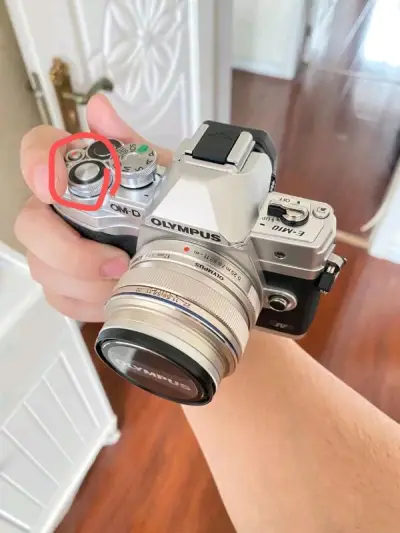 非常精致的一款相机，奥林巴斯em5二代银色款，比黑色更精致，成色也非常新，卖家保护的不错，平台物流靠谱，感谢