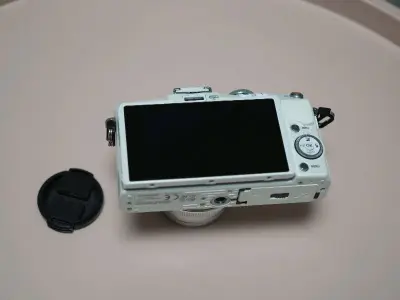 有一次蹲到了奥林巴斯epl5也就是奥林巴斯penlite系列的第五代相机，颜值非常高，纯白的机身文艺范十足