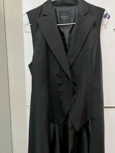 好耶又收到一箱子，这次为了赶速度只买了3件就直接打包ems发来了，一周就到很爽！附上这次买的最喜欢的一件～bpn马甲！巨便宜哈哈哈哈还是自己买最好，状态几乎全新价格才100出头，纯纯大捡漏！我爱挖煤姬555就是有时候半夜下单没人工导致我没买到另一样喜欢的（明明没有触...