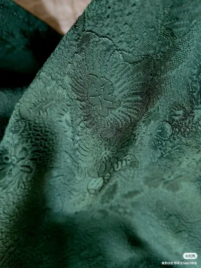 这次又买了三件，紫色的算是捡漏的，刺绣很精致。绿色的辻花真的太好看了，颜色和就立体度都很好，改旗袍或者时装都可以。粉紫色的如卖家所说有一点瑕疵，需要刺绣或者钉珠遮盖一下。还是自助下单的，这一次是第一次走海运，整个过程只用了20多天。还是按照之前大家的经验填的面单，海...