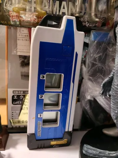 这次通过挖煤姬收到了期待已久的恐龙战队兽奏剑和大怪兽格斗仪宠物机。兽奏剑虽然成色不佳，但是音效声音很响。格斗仪也测试了声光，包括外观总体都是很好的。这两只打开后发现都积累了些灰尘，估计是在原主人家摆放了很久。我用酒精一点点擦去表面的灰尘，让他们在我这里可以重新发出光...