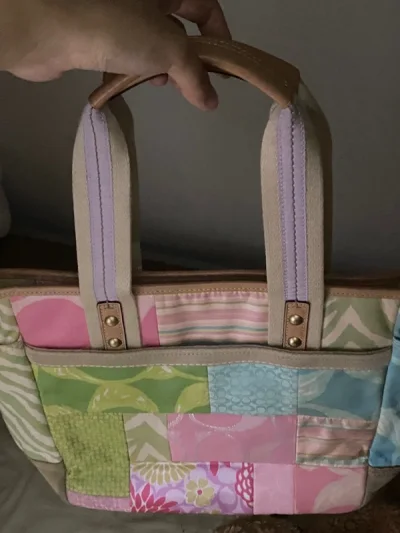 好喜欢好喜欢，中古包只有一点点污渍，超级少女适合夏天！达菲也太可爱了，好喜欢！第一次挖包包，安全下车！樱花妹的字好可爱，最近海运有点慢，送过来的时候有泡沫纸，挖煤姬体验感真的很好