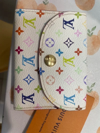 第一个白三彩的小卡包，太喜欢了，在挖煤姬的购物总是很放心，物流也很快，有保障，成色跟卖家发布的基本一致，最近真的很喜欢中包包，这只可以收藏啦，会好好用哦～