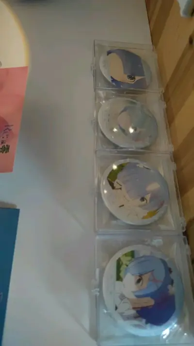 好价淘到了雷姆小set
有尺寸75的TV柄徽章四枚
还有一番赏小手办一个
一些雷姆的q版摆件
一个一番赏小立牌
好价购入