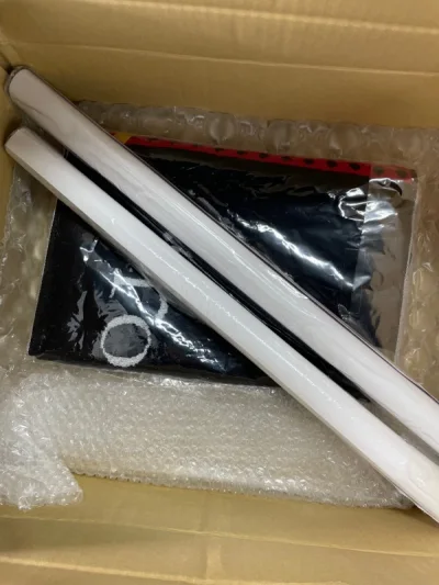 这次在骏河屋上买了两张海报和文件夹，包装包裹的很好，塞了很多泡沫纸，箱子也很大，但有张海报受到了压折，不知道是骏河屋的原因还是竹蜻蜓原因，下次可能也会考虑要不要购入海报了，不过之后会继续使用挖煤姬，希望竹蜻蜓也可以快点恢复成原来状态，想支持发送出版物。