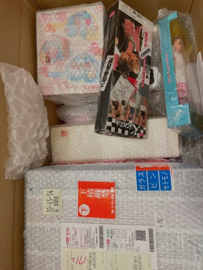 Ep小航空很快，适合量不多重量不大的物品，两个娃娃很合适。再一次夸夸包装，很结实，塑料泡沫很舍得用，当然哈啊哈我是选择了这项服务是加了钱的。
蹲日拍很累，卖家也不包邮，我一般喜欢在煤炉买，就是要有运气的成分，可能会碰到价格合适的好物！