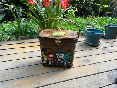 这是1983年的篮子，正宗的美国制造，历任主人又比较爱惜，所以品相挺好的。餐具是大师设计一个是德国的，另一个是丹麦，两个都保存良好，拿在手里，使用感也很好，感谢挖煤姬的分享