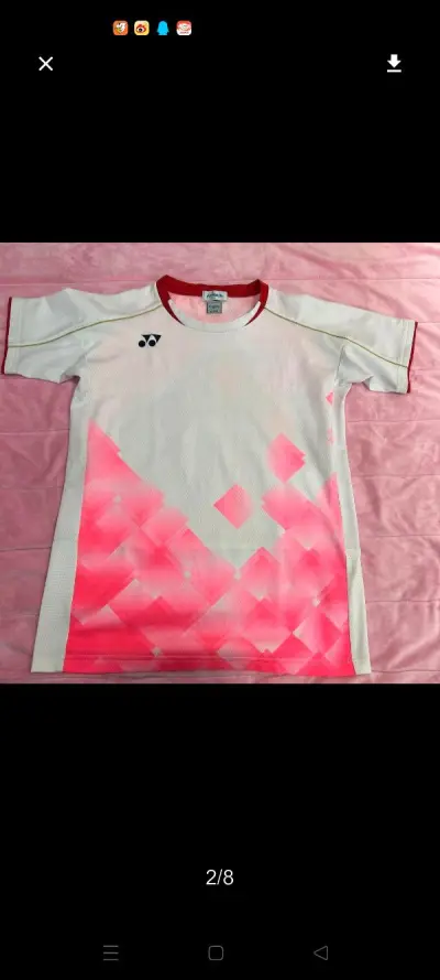 人生第一件大赛服，喜欢桃田买的。穿身上好几个小时，蜂窝设计因人而异吧，刚开始穿的时候觉得有点硌，不过穿多了就赶紧这个衣服跟长在身上一样，夹腋下这个设计还加强了这个感觉，真的跟长在身体上一样。挥拍的时候夹腋也不会影响击球动作，挺不错的，350买一件运动服不是信仰充值还...