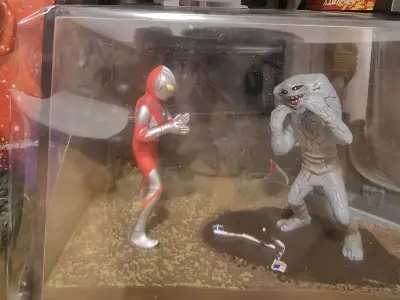 这次收到的是竹蜻蜓的包裹。打包后内部的包装也很结实。东西不多，运费经济实惠。初代和贾米拉的组合实物细节到位，造型逼真，让人看到就会想起那集的内容。后藤设计的卡片真是不多见了，这次买到的捷德虽然有点瑕疵，但是起码是我收到的第一张。初代的拼图还没有打开使用，成色很好。赛...