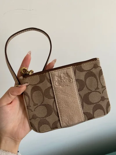 很可爱的小包包成色很新很好很可爱可以装下卡之类的小东西很精致挖煤姬走海运可以少点费用 很喜欢挖煤姬买东西下次我还回来的 很喜欢哦很喜欢很喜欢～喜欢挖煤姬购物.