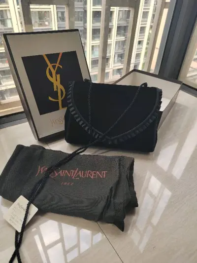 在挖煤姬上买的包包到了，非常喜欢，特别满意，特别喜欢挖煤姬，包包特别好看，立体有型，保存的也非常好，和卖家描述一致，真的很开心，哈哈哈^ω^