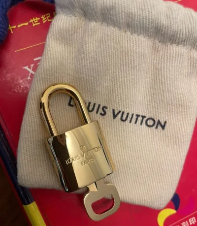 很喜欢这个平台，购物放心，物流快，又淘到好货啦，几乎全新的LV钥匙和锁头，超级新，和店家展示的一致，没有什么瑕疵，很棒的购物体验，还会多多关注平台哦，喜欢！