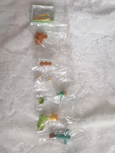 收到了全新的仙人掌架子 哈哈哈 我的彩虹夹子终于可以完工啦 老款真香 双子星的粉色饭盒也蹲到了全新的  粉色控一定要入 花房的进度条一直快不起来 盆栽又入了一组新的 啃大象质感不错