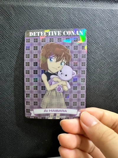 卖家是用信封装着的，可能因为太轻同时怕丢件，仓库那边用大一些的箱子装起来并且放了很多保护的泡沫纸，保护的很好！包裹轻到快递站的阿姨还以为我收到空盒了?两张透卡真的好闪好美❤️