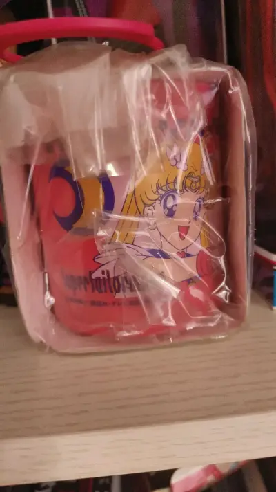 因为这次东西多而且物品体积比较大，所以走了EMS，很快，而且箱子质量特别好。。
还是一如既往的要夸夸挖煤姬的包装，真的给塞巨多泡泡纸。我买的杯子周边和玩具周边完全没有挤压，品相非常完美。
在挖煤姬买东西，真的有一种淘到宝贝的快乐，真的能低价淘到很多中古绝版的好物，甚...