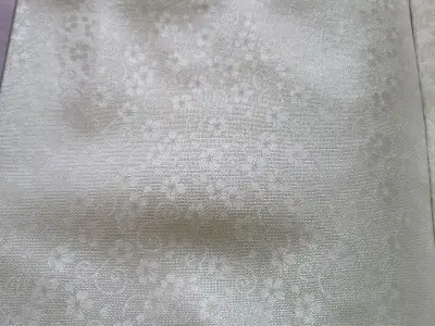 实物符合描述，是一件完全新的物品，看不出瑕疵，非常棒！白色的底，加上可可爱爱的小樱花，真的超级超级完美！