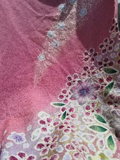 实物符合描述，粉色底色，可可爱爱的辻花樱花绞染，金线在阳光下闪闪发亮，非常耀眼，基本没有瑕疵，是一件非常漂亮的衣服。
