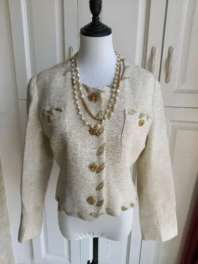 项链非常好看哦，拿到手就和衣服搭配了一下，很好搭配衣服哦。上几张图看一看，希望以后也能淘到这么满意的物品。