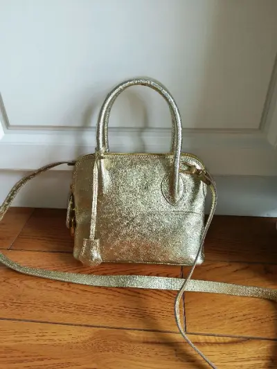 浅金色的小包包，可以斜挎，品质很可，这个颜色还算好搭配，喜欢这样的设计。里面没有掉粉，中古包能淘到这样的已经非常满意了。