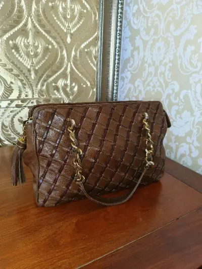 这次买的一枚真皮编织包包，虽然有些旧了，但设计还是很戳我的心巴。大大的流苏我觉得很好看，皮子质感也不错。