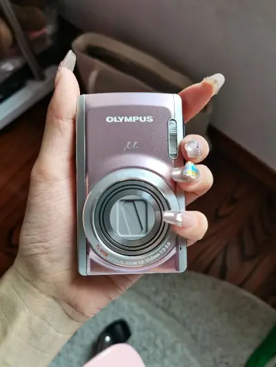 大全套 这个奥林巴斯非常貌美，是粉红色的很喜欢，就是没有配电池，但是我用了别的相机的电池可以开机，很不错，喜欢喜欢喜欢