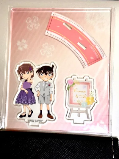 包裹很好，至少三层保护，就是没想到立牌那么小，哈哈哈哈哈哈，真·粒牌（P2是拿展望台立牌做的对比）（P3是把其他立牌和吧唧放一起得对比，咱就是说真的小 哈哈哈哈哈）