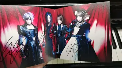 骏河屋当然是对于侧标党来说是开盲盒。这次大多数有侧标，更令人惊喜的居然是Jupiter的一张专辑有全员签名。太震惊了。