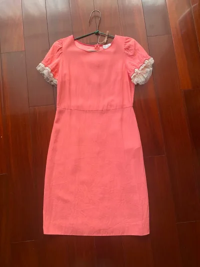 这次购买了两条裙子，valentino是连衣裙，穿着非常合身，ninaricci是半裙，也非常好看，两条裙子成色都很新