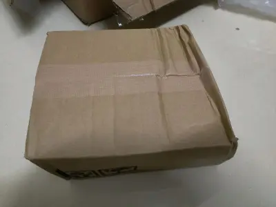 这次用了竹蜻蜓寄回来，包装虽然有点瘪，但是内容物没啥损伤里面还有泡泡纸包裹着，打包十分给力了，而且下单和审核十分迅速了，非常喜欢挖煤姬了