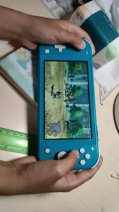 游戏机的功能都是完好的，按键灵敏回弹良好，摇杆不漂移。和卖家描述是一致的，有瑕疵的部位不影响使用，还是很值得购买的。物流也很快，大约一个星期就收到了。