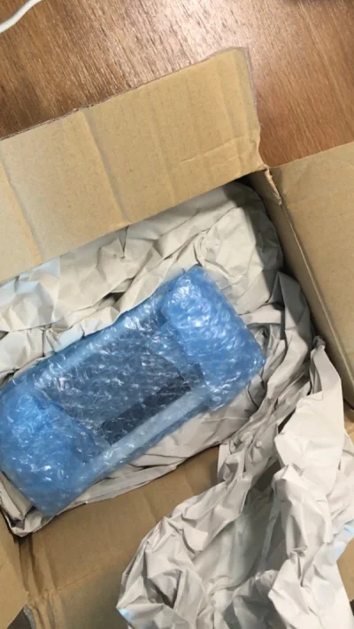 蓝色的裸机小V也是在日拍上拍下来的，历时也是将近两个月拿到手（2022年6月）现在放开了，应该会好太多了。
在挖煤姬第一次海淘（一次买了俩），心里也是蛮忐忑的吧，毕竟海淘的风险还是有的，怕国际快递运输导致商品损坏，但挖煤姬的商品打包还是很可以的，塞了好多填充物进去，...