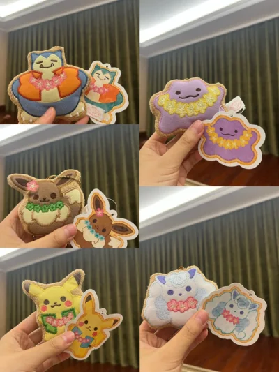 这是超级可爱的一箱，买到了五块小饼干，每一块饼干都收到了前任主人非常仔细的包装，几乎没有任何损坏。买了4只汽水挂件，汽水系列真的是太卡哇伊了，爱死了，在这次购买之后已经全部集齐！第三颗最爱的雪团子——叶伊布团子也成功到家，软软的太好rua了！虽然价格很高但也算是买到...