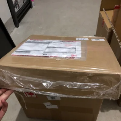 总感觉这种扁扁的小箱子不够结实，不过每次用这个规格的箱子，到货品相也还不错，嘿嘿，good luck ！
迷你四驱车的零件，用ep航空最搭了，总体来说就是物美价廉。