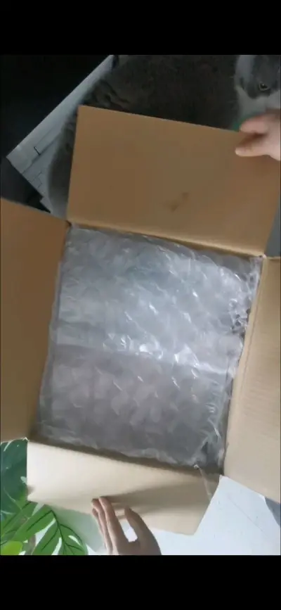 这次买到了很喜欢的娃娃，选的海运整一个月到货，天津港要比上海港慢一些，不过速度还是可以接受的，毕竟海运运费要低一些。挖煤姬的包装是可以的，合箱的箱子大小不会很大。