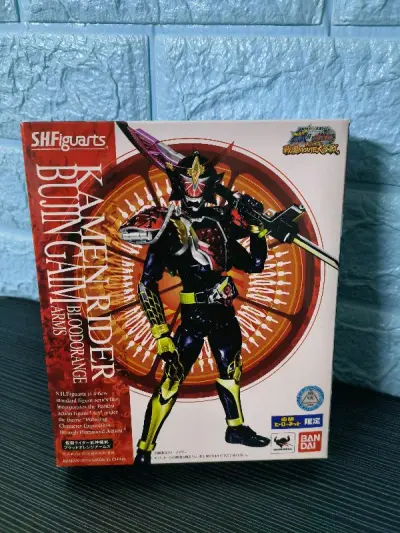 假面骑士武神铠武，男，是日本特摄剧《假面骑士Wizard》与《假面骑士铠武》的冬季交接电影《假面骑士×假面骑士 铠武&amp;Wizard 天下决胜之战国MOVIE大合战》中登场的敌对假面骑士。
与原假面骑士们的世界不同的世界中有着与《假面骑士铠武》之前作品中的主角...