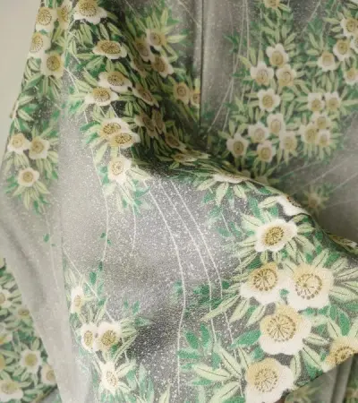 这一批里面，其实状态基本都还可以，内里也没有黄化的，不管着付还是改衣都可以，但很多件都会有一些小瑕疵。就是真的太多太多了，搬回家都吃力。