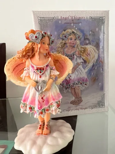 第一次用挖煤姬，买的还是易碎品心情十分忐忑，拆包裹看到把箱子填的满满的填充物就觉得稳了！打开果然崭新无损，心情十分激动！！下单简单，操作方便，代购费便宜，总的来说都非常满意，希望挖煤姬越做越好！