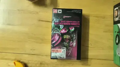 听别人说初版的涂装比20周年再版的好  入手之后的确感觉初版颜色好看多了做工感觉也不错没看见有什么中奖    330人民币收的感觉血赚。