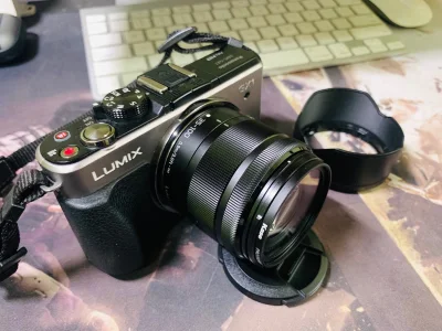 在挖煤姬上海淘的LUMIX 35-100mm f/4-5.6镜头在漂洋过海半个月后终于到货了，之前一直有些忐忑，拆开盲盒之后出现在眼前的是一颗几乎全新的镜头，太完美了！是我中意的黑色，迫不及待安装在GX1上出去拍了夜景，画质超出了预期，满意！以后还会再来回购一些数码...