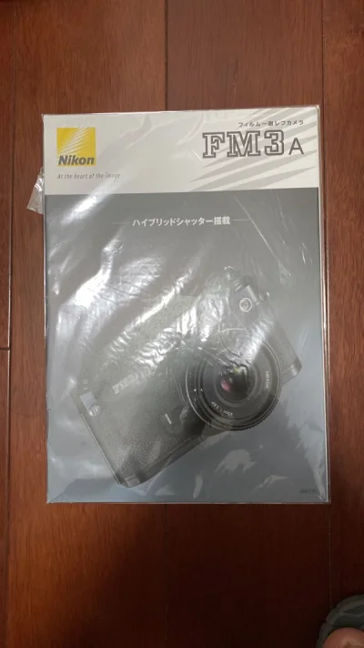 徕卡12585h，遮光罩，成色新，轻微划痕。尼康F5纪念手表全新，不错。尼康fm3a和fm2宣传画册。