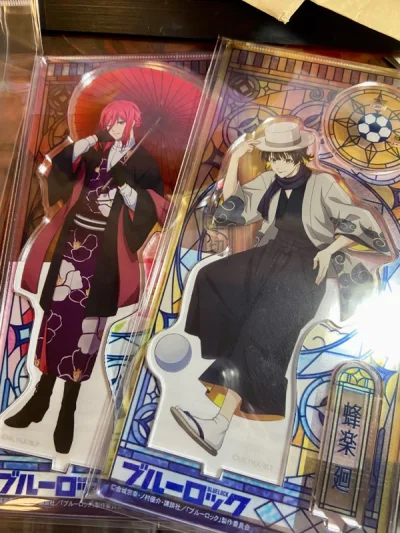 这次是蓝锁浓度100%的一箱～
喜欢一些烫男人就知道钱包不保了！！追番之后开始激情下单……蓝锁谷子种类真是太多了，入坑晚了谁懂啊～错过好多美丽谷子TAT，最近从铁皮爱好者转向亚克力，立牌都好好看。（顺便吐槽蓝锁的谷子价好高，好卷啊——）
这次遇到的樱花妹都包的特别好...