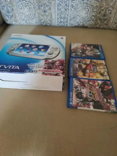 psvita1000梦幻之星限定，非常稀有的银色配色，雅虎日拍上淘的，算是捡漏价吧，机子成色不错，还送了3个游戏，很棒！