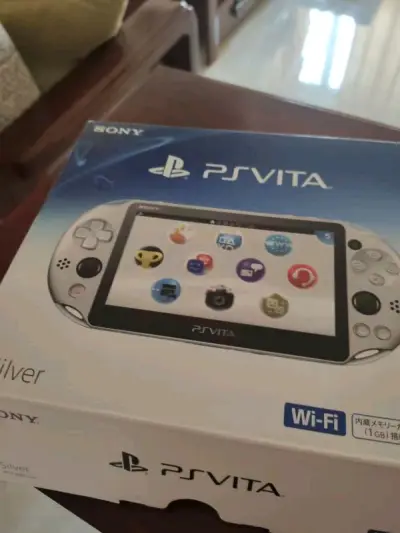 psvita2000银色，这款颜色是日本限定色，非常好看，但是对成色要求很高，还好这台成色很不错，没有划痕掉漆，完美！