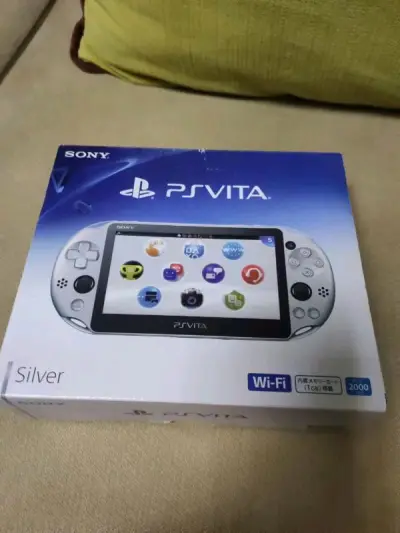 psvita2000银色限定，最近看到雅虎日拍上有银色的就买，想收藏个成色最好的，结果最近两台成色都很完美，满意！