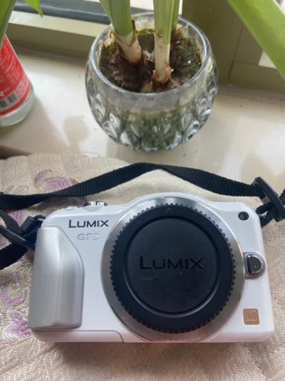 这次购买了松下的GF5和奥林巴斯40150R长焦镜头，成色都还不错。GF5真的好小啊，一只手就可以拿住，非常方便，白色颜值非常高。40150R长焦镜头可以搭配奥巴和松下的这几款微单，非常方便！又一次愉快的购物体验