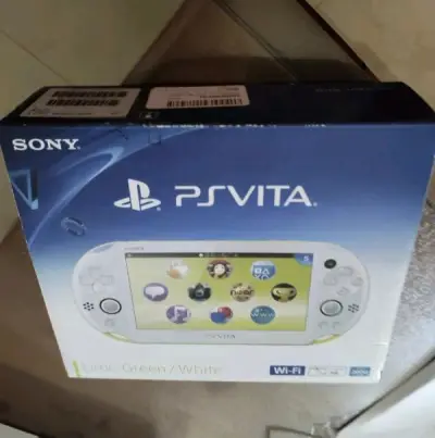 psvita2000柠檬黄白拼色，挺好看的颜色，机子雅虎日拍上淘的，成色还不错，卖家描述真实，ems大概一周到，满意！