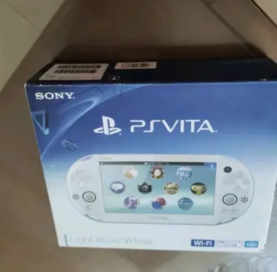 psvita2000蓝白拼色，非常好看的颜色，感觉颜值在第一梯队，雅虎日拍上淘的，价格很不错，特别满意！
