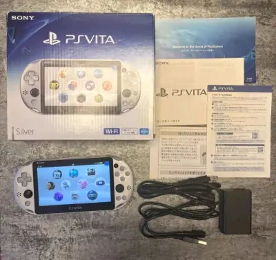 psvita2000银色，看到银色的机子就忍不住拍下，雅虎日拍上淘的，这台成色不如原来的两台，不过价格不错，还是很满意的！